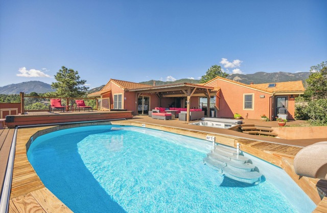 Private Pool/Slide/Hot Tub-5 min to Broadmoor/7 Falls/Zoo, Borders Open Space