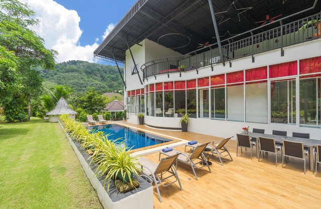 Villa moderna con piscina privada con vistas a la montaña para grandes familias y amigos