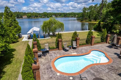 Private Pool WaterEdge Lake House
