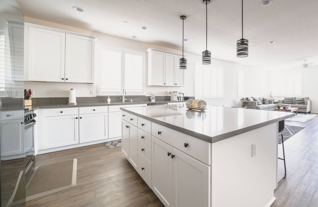 *Private Queen Room by Hospital w/Shared Bathroom*