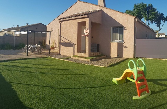 Habitación privada en casa grande, jardín, piscina, Canal du Midi.