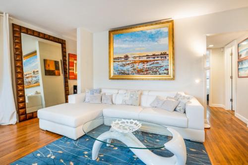 Private resort for up to 12 guests minutes from Hallandale & Hollywood Beach Oceanfront