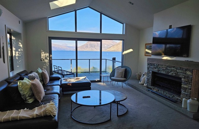 Private Retreat - Stunning Lake & Mountain Views!