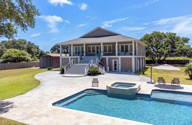 Private River Getaway with 5 Bedrooms and Pool