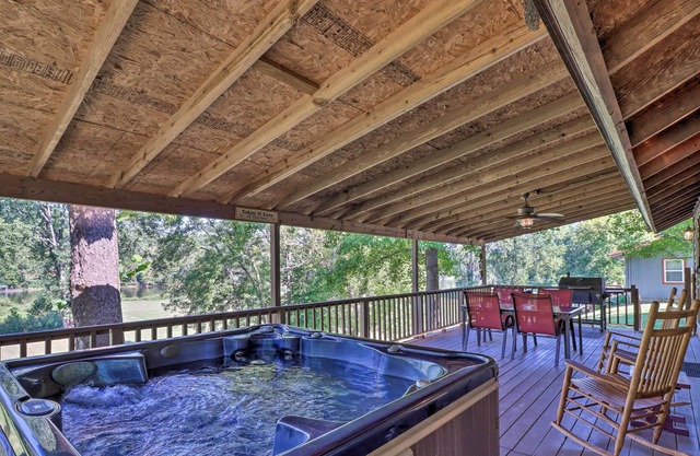 ¡NUEVO! Mountain View Cabin w / Porche en el río Blanco!