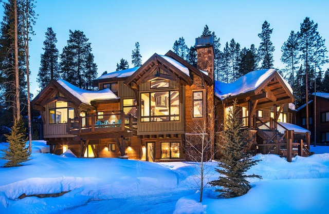 Disfrute de esta nueva casa de lujo diseñada profesionalmente con increíbles vistas / comodidades