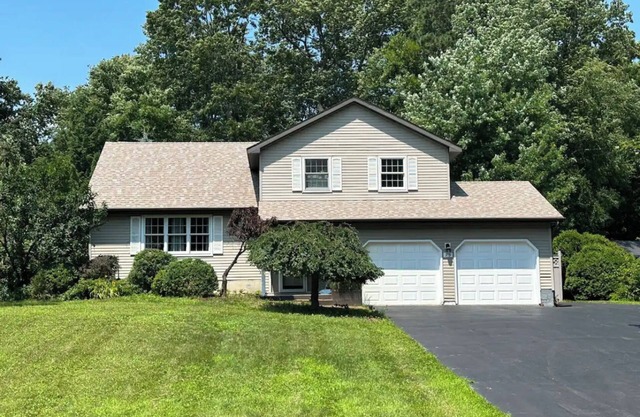 Private, spacious 4 bedroom 2 bath 15 mins to Saratoga track w/ Pool and hot tub