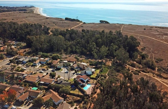 Private studio next to stunning bluffs and beach. Pet friendly.