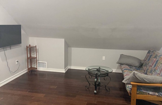 Pleasant apartment with AC in charming New Haven