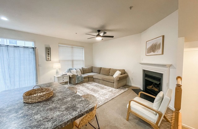 Private townhouse for the entire family! Easy commute to the bay and beaches!