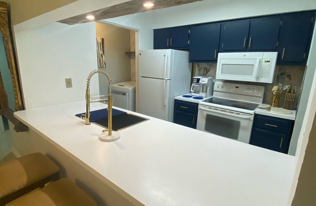 Private Villa on Nature Preserve- 5 min from Historical Beach!