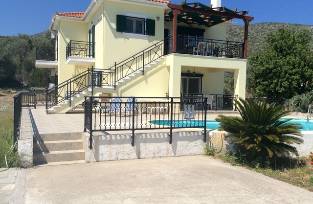 Villa con piscina privada y vistas al mar