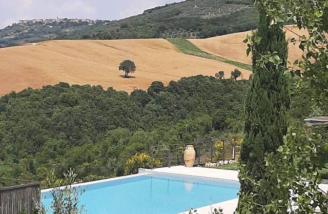 Villa con piscina privada infinita con vistas fantásticas y puestas de sol.