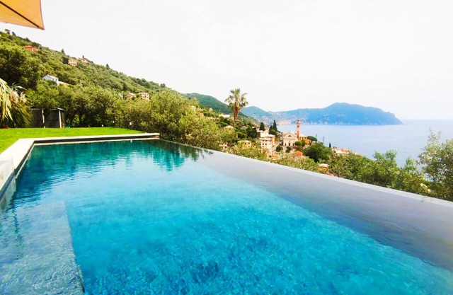 VILLA PRIVADA con vista al mar, piscina, jardín, estacionamiento doble