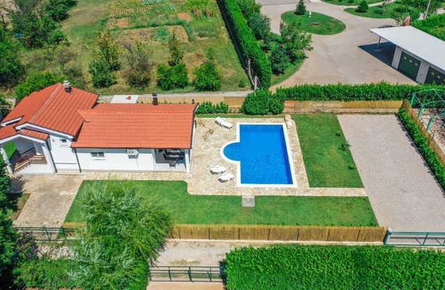 Villa privada con gran piscina.