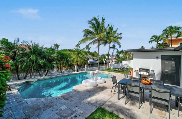 Casa moderna y relajante frente al mar con piscina, juguetes para niños, ideal para familias