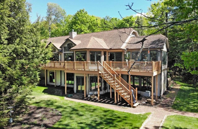 Private waterfront lake, sand beach, bar, 4 minutes to the chain, private launch