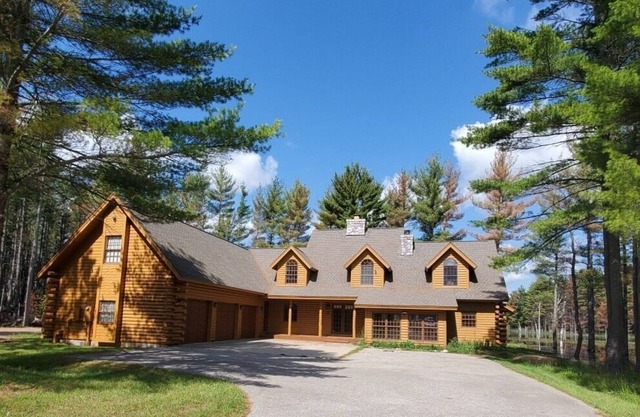 Cabaña de madera privada frente al lago, ideal para grupos grandes