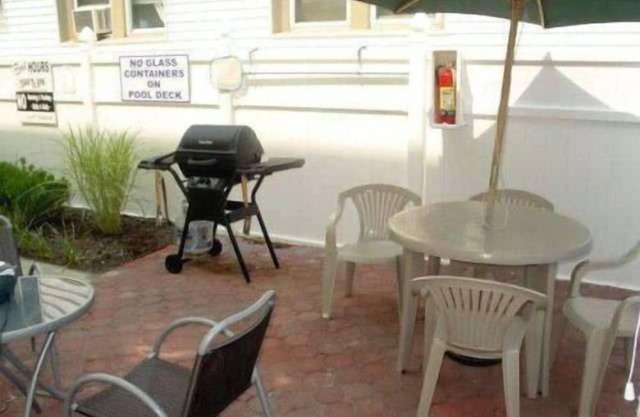 Decoración profesional con piscina en el suelo. 1 1/2 cuadras de la playa, paseo marítimo y tiendas. Asignado de estacionamiento en la calle!