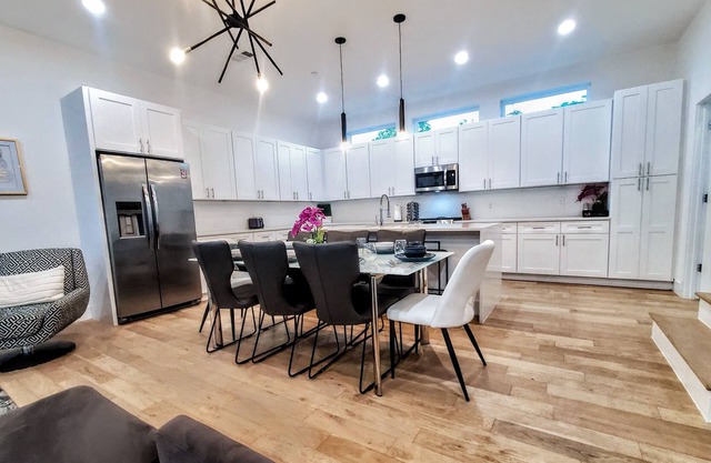 PROMO 5% WEEKLY AND 10% MONTHLY ONYX Boho Townhome in the hottest spot in Dallas