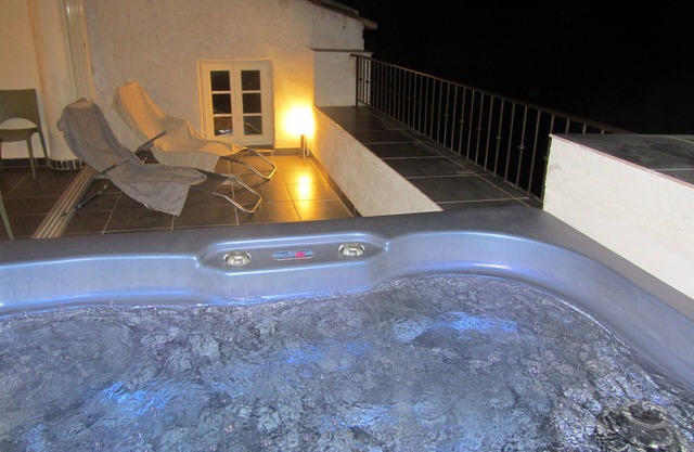 Muy bonita casa de pueblo, terraza con jacuzzi, vistas impresionantes