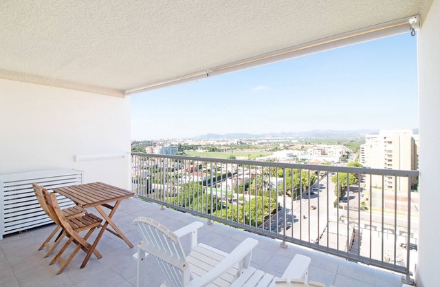 Global Properties: Moderno apartamento con piscina en la playa de Canet