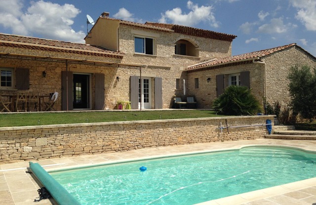 EDIFICIO PROVENZAL EN EL CORAZÓN DE PIEDRA ENTRE LUBERON Y VERDON