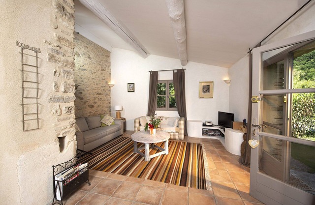 casa independiente y jardín privado en una granja del siglo XV, piscina