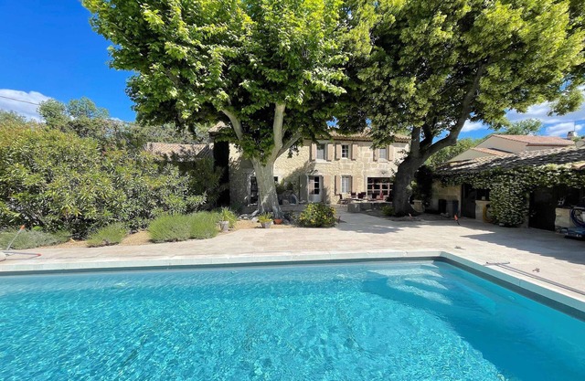 Provencal farmhouse with stone charm - 5 bedrooms - heated swimming pool 10p