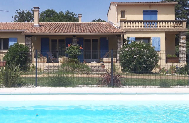 Provencal villa and separate apartment, air-conditioned garden & pool.