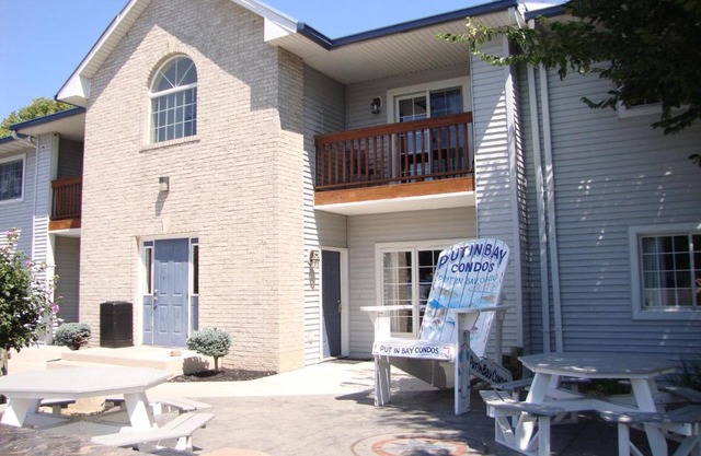 Put-in-Bay Poolview Condo #4