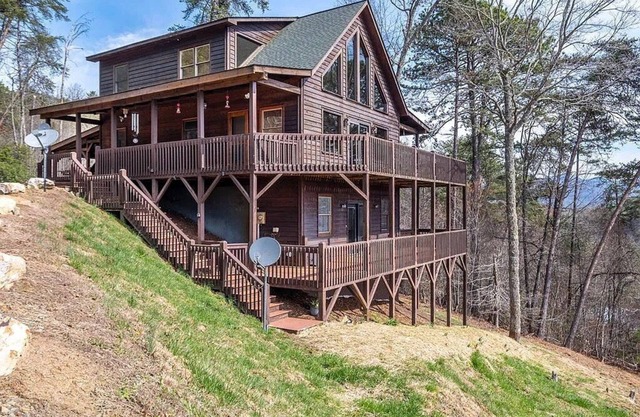 Pvt Mountain log Cabin with Views, Hot tub, pet friendly, central location