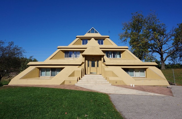 Pyramid House, esta opción de 2.000 pies cuadrados, 2 dormitorios suite es una de un tipo de alquiler
