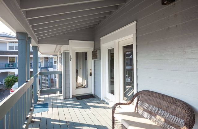 Quaint 1 bedroom, 2 bath, sleeps 4, downtown, parking, easy come easy go