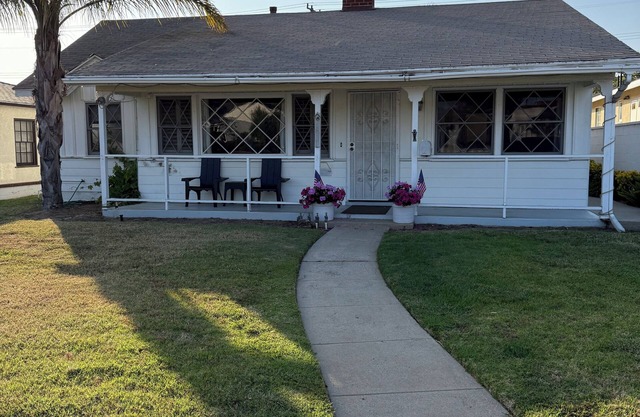 Quaint 3-bedroom house with AC in Santa Monica