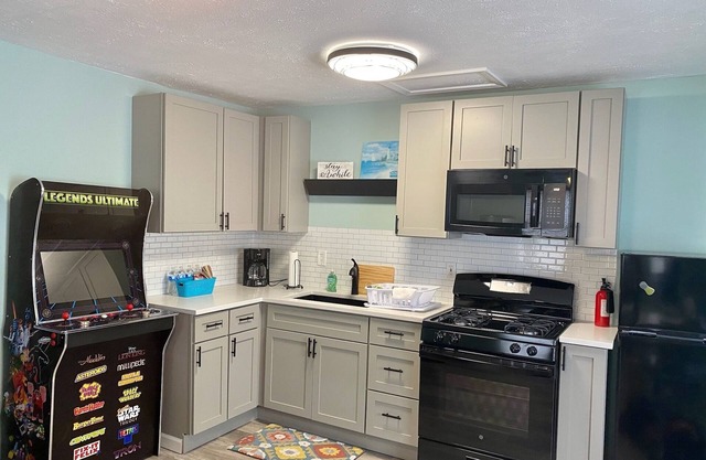 Quaint cottage a short walk from the GTOL strip!