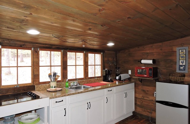 Quaint Cottage with town beach access sleep 4