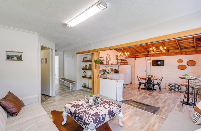 Quaint Greenbrier Apartment < 24 Mi to Nashville