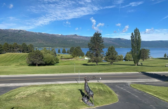 Quaint, Rustic Charm Lake house with WiFi in Cascade.