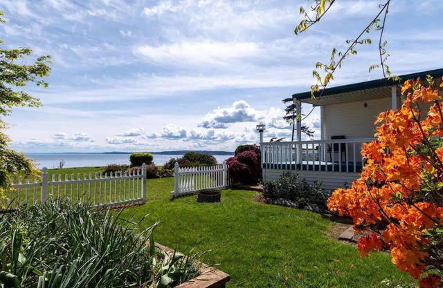 Quaint Waterfront stay on Puget Sound