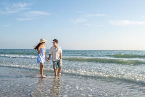 Queen Bed-Step to Madeira Beach-Heated Pool-Private