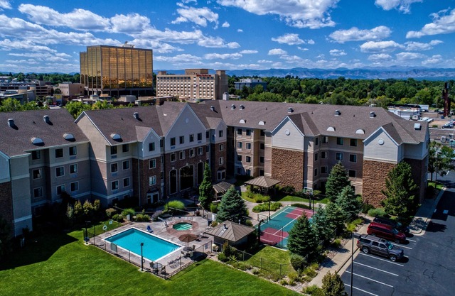Suite Queen Cherry Creek | Piscina al aire libre, bañera de hidromasaje compartida + acceso al gimnasio