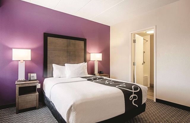 Queen Comfort Room, La Quinta Wyndham, Breakfast Included, Close to Downtown