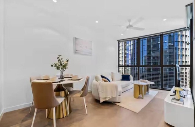 Queen's Residence -Brand New Apt Lvl 20