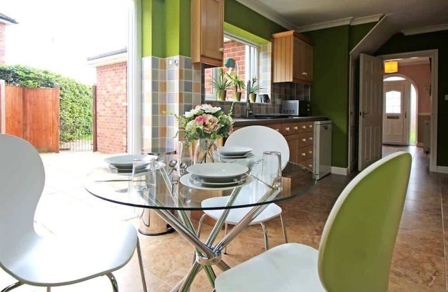 Queens Road - Spacious 4 bedroom home with parking