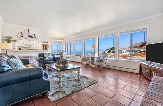 Quick walk to the Beach 3 Bedrooms 1.5 Bath Sleeps 6