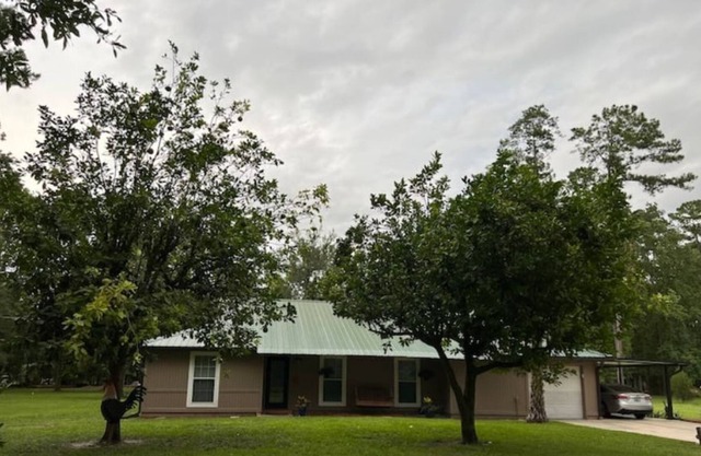 Quiet 3 bedroom 2 bath home with screened in patio