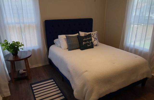 Quiet and Cozy Cottage -10 minutes from the beach!