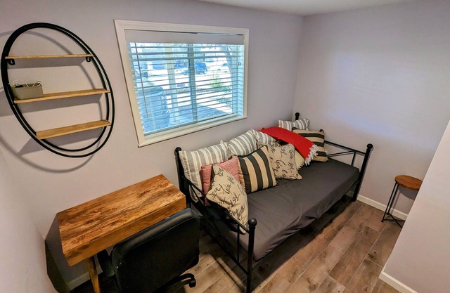 Quiet and Cozy Casita-One Mile from Nob Hill.