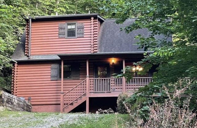 Quiet and Private Cabin near White Oak Creek.